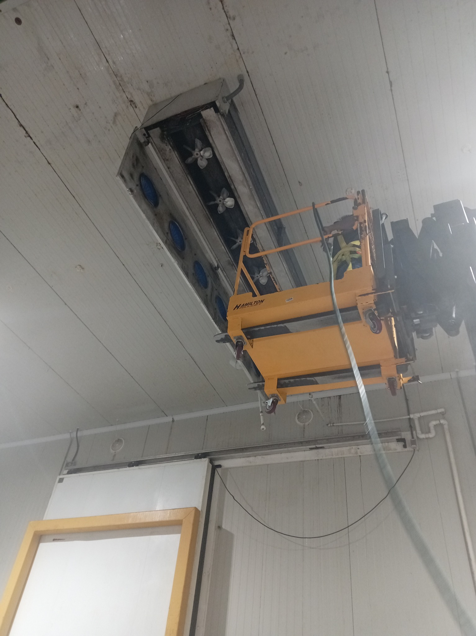 Intervención técnica de evaporador con elevador de tijera