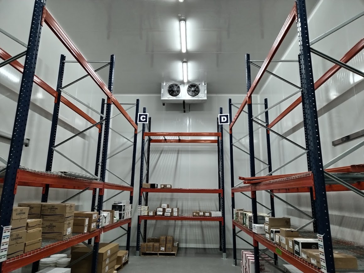 Cámara frigorífica con estanterías industriales