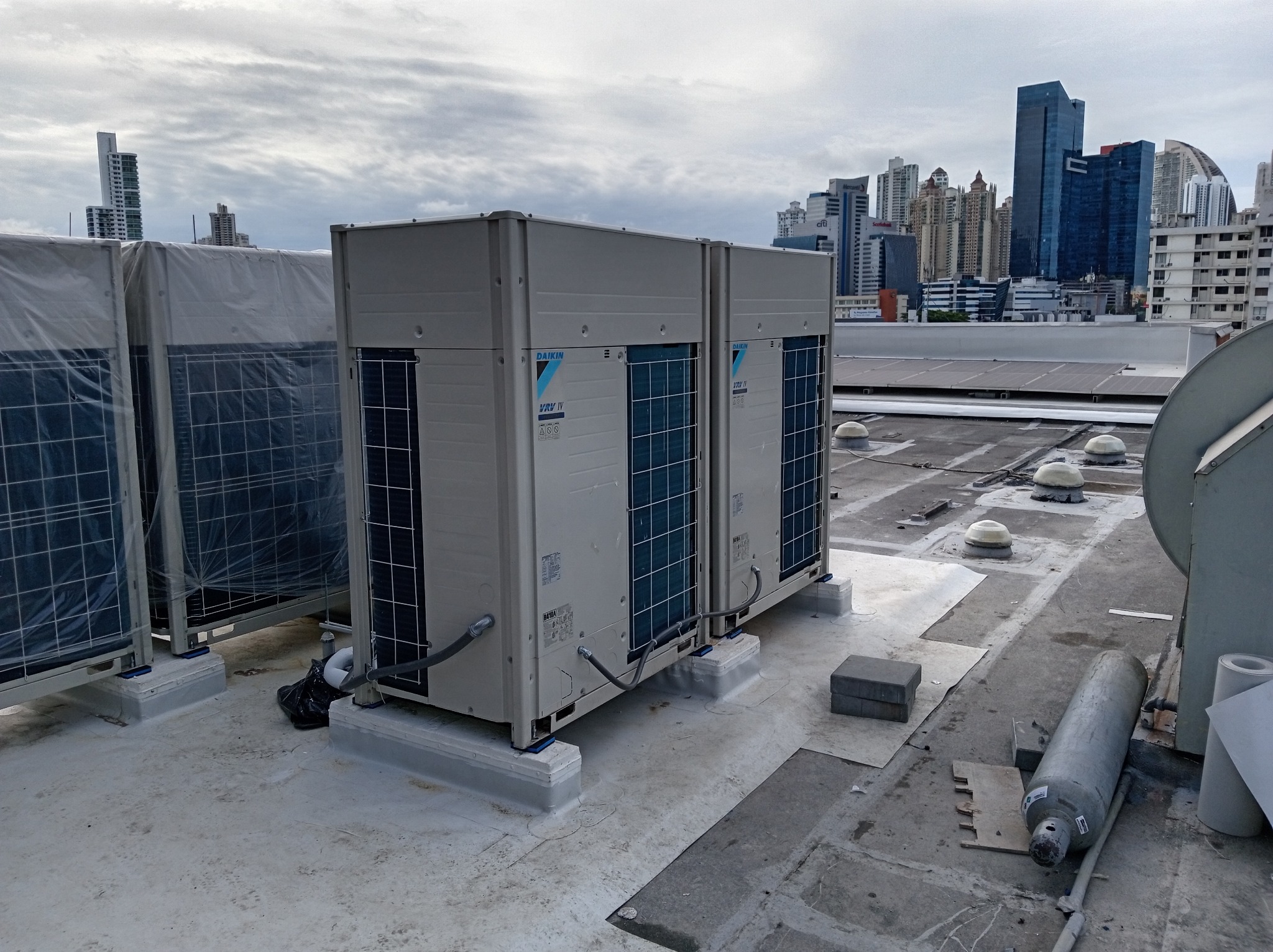 Condensadoras Daikin VRV en azotea corporativa
